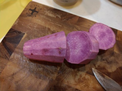 紫芋を切ります