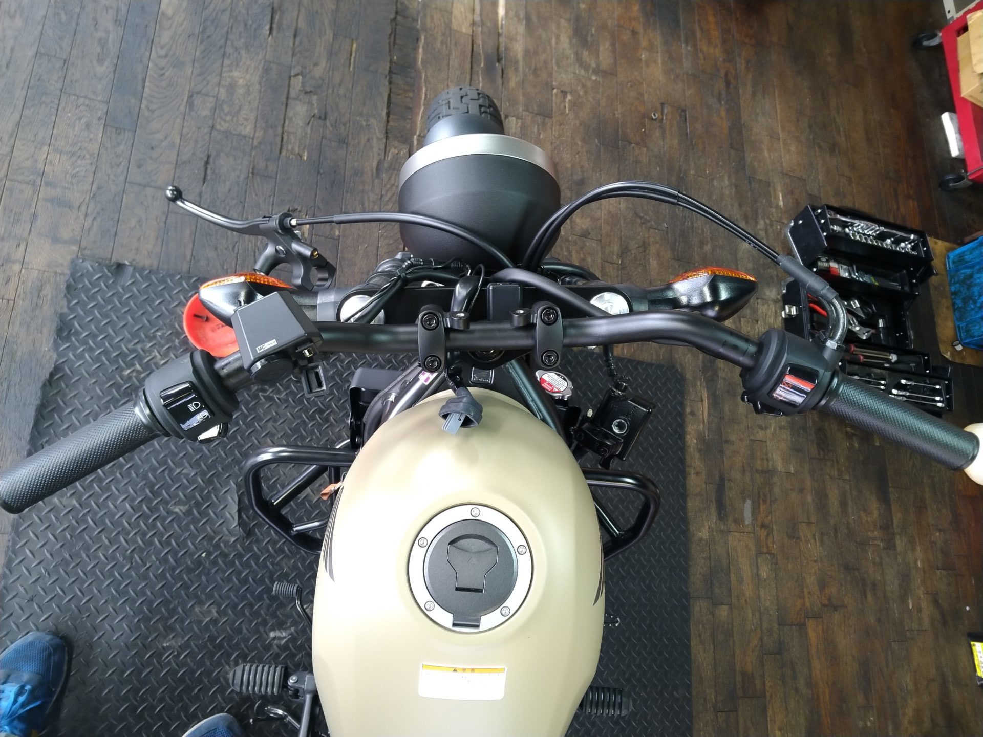 お客さまからハンドル位置がとおいとのご相談で、ハンドル交換です。 | バイク屋カルツのblog