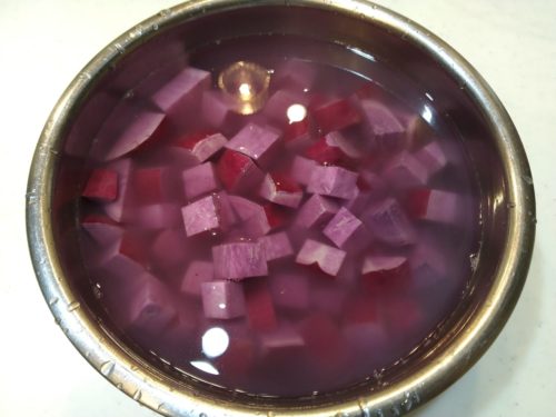 紫芋を水に浸す