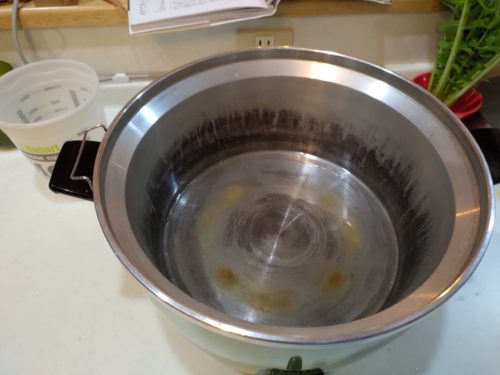外鍋に水を入れます