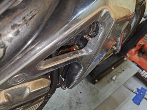 エンジン横、サーモスタットハウジングの水温センサー