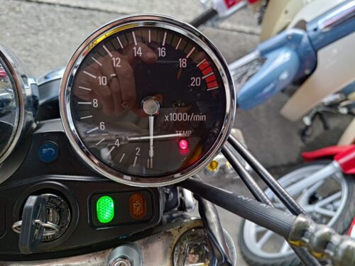 キーON直後。エンジンは冷えていますが「TEMP」ランプが点灯しています。