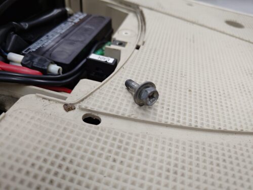 写真5：コイル取付ボルト（代用品で固定）