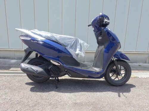【新車】リード125 青 真横からのビュー