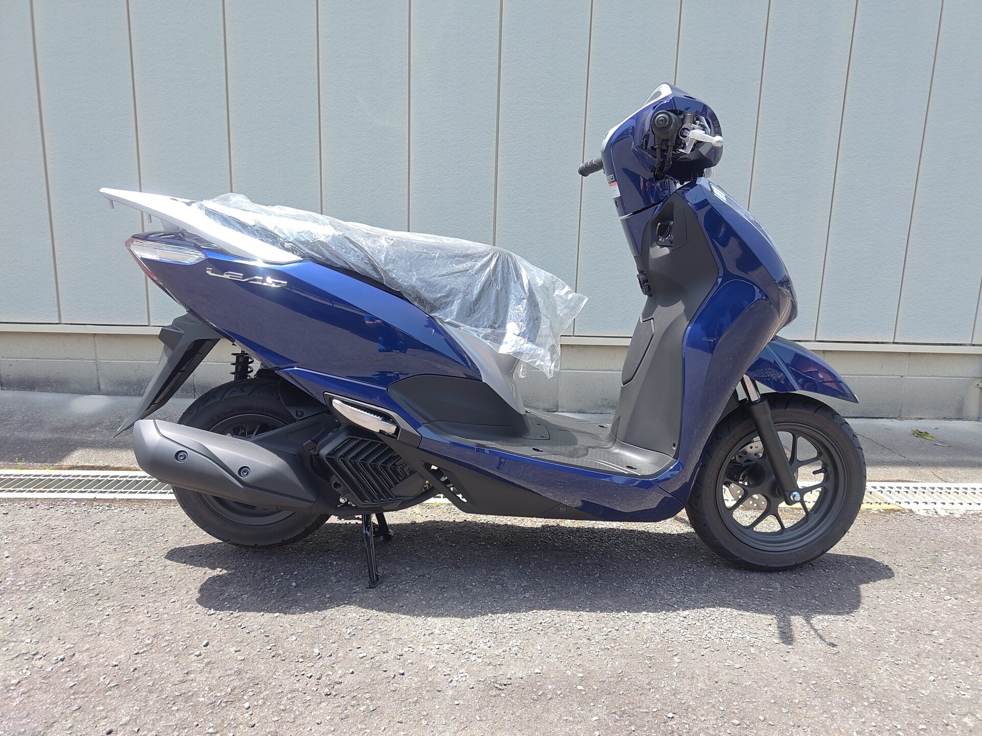 【新車】リード125　青　真横からのビュー