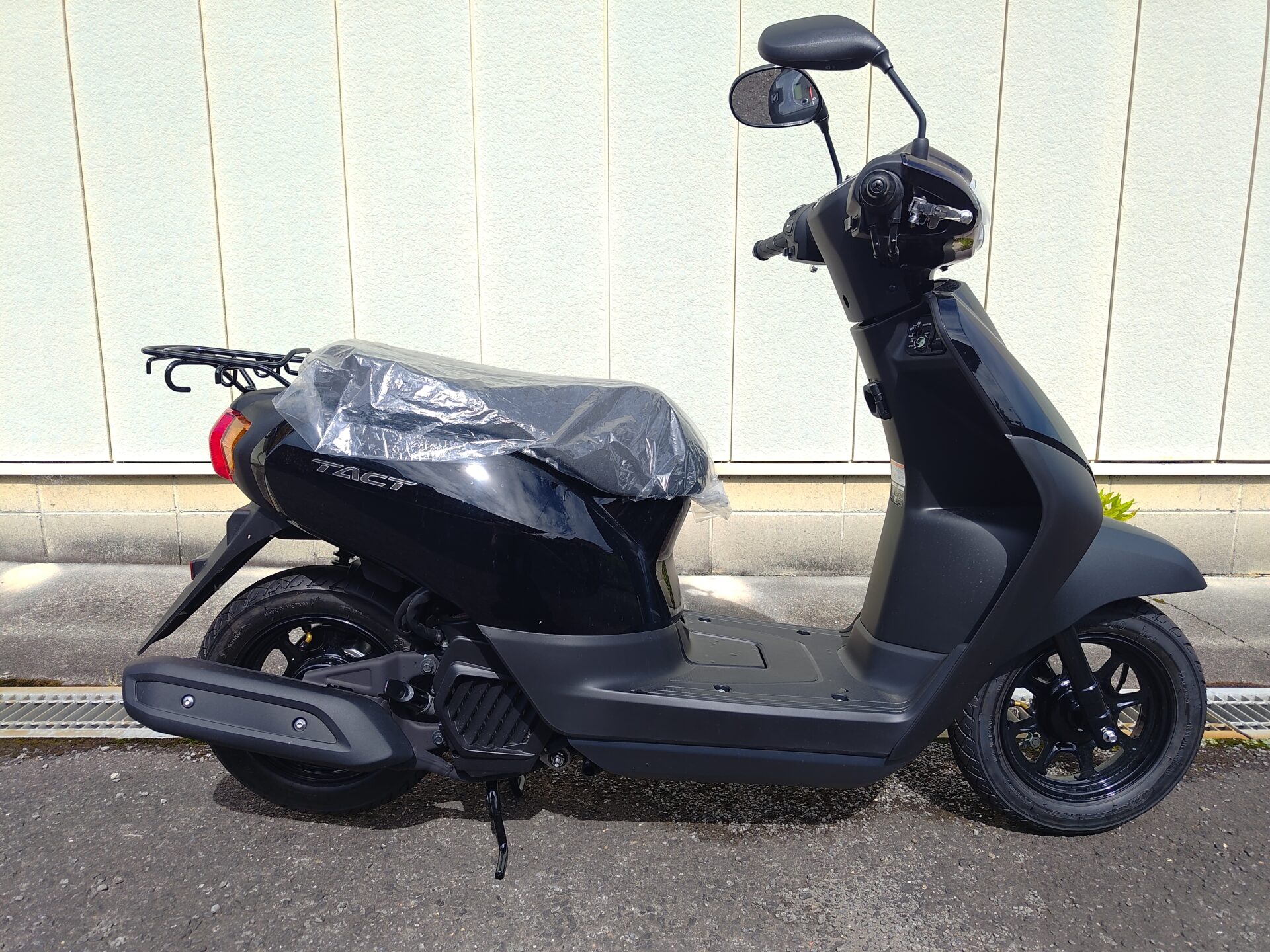 【新車】タクトベーシック　黒　真横からの写真