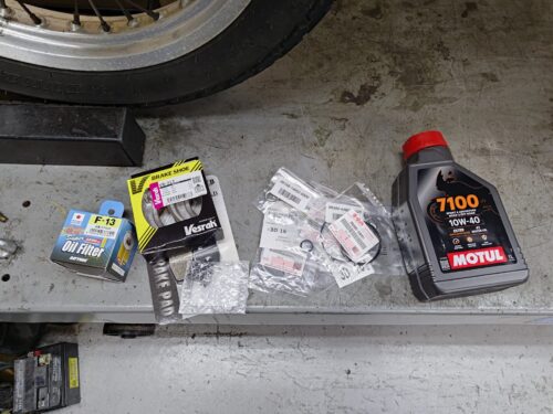 今回交換する新品パーツ類。これらを組み込んでいきます。