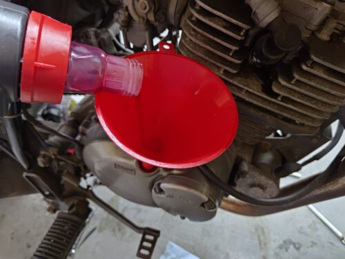 新しいオイルを給油中