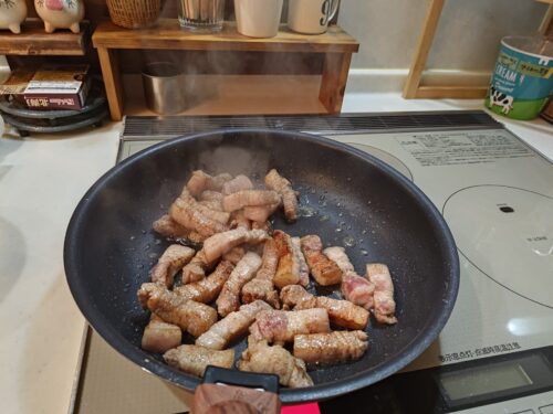 炒める豚バラ肉