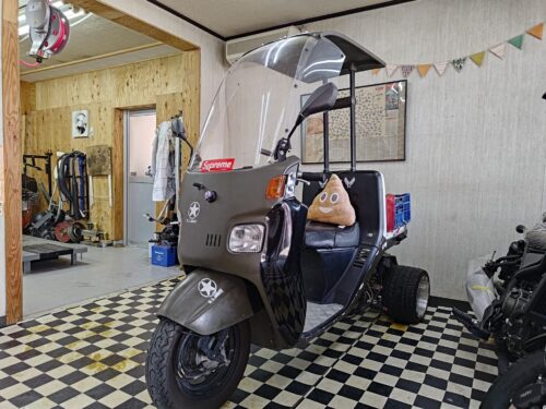 店内にてにて。こだわり抜かれたオリーブドラブの車体