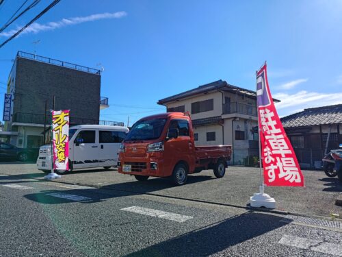 店舗向の駐車場です