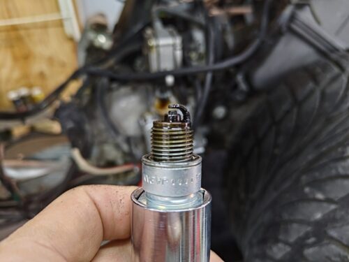 カブって真っ黒になったプラグ。失火の証拠です