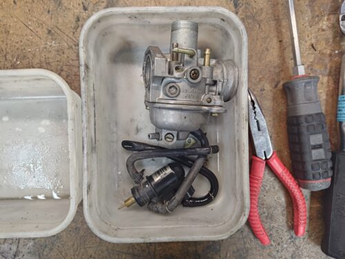 車体から取り外したキャブレター