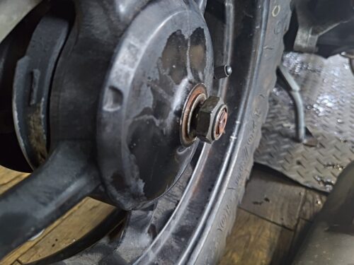 固着し、取り外すため作業を行うホイール