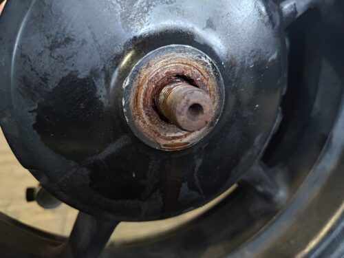 潤滑油が浸透し、ようやくワッシャーが外れたホイール