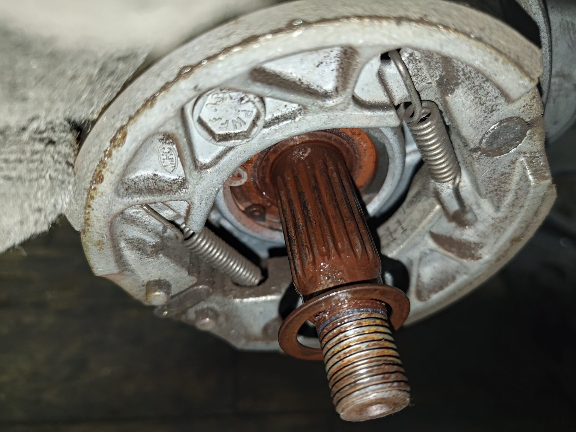 無残に錆に覆われた、リアアクスルシャフト