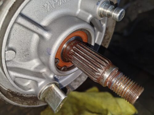 錆を除去した後のリアアクスルシャフト