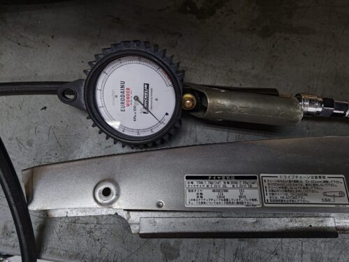 パンクしていないフロント側も、適正空気圧に調整します。