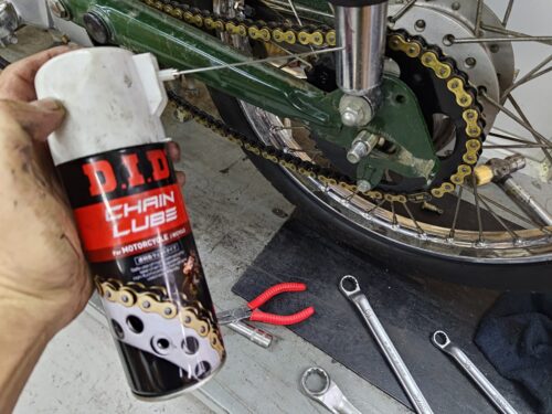 仕上げにチェーンルブを給油し、スムーズな動きを取り戻します。