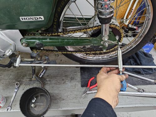 チェーンを適正な張りに調整。