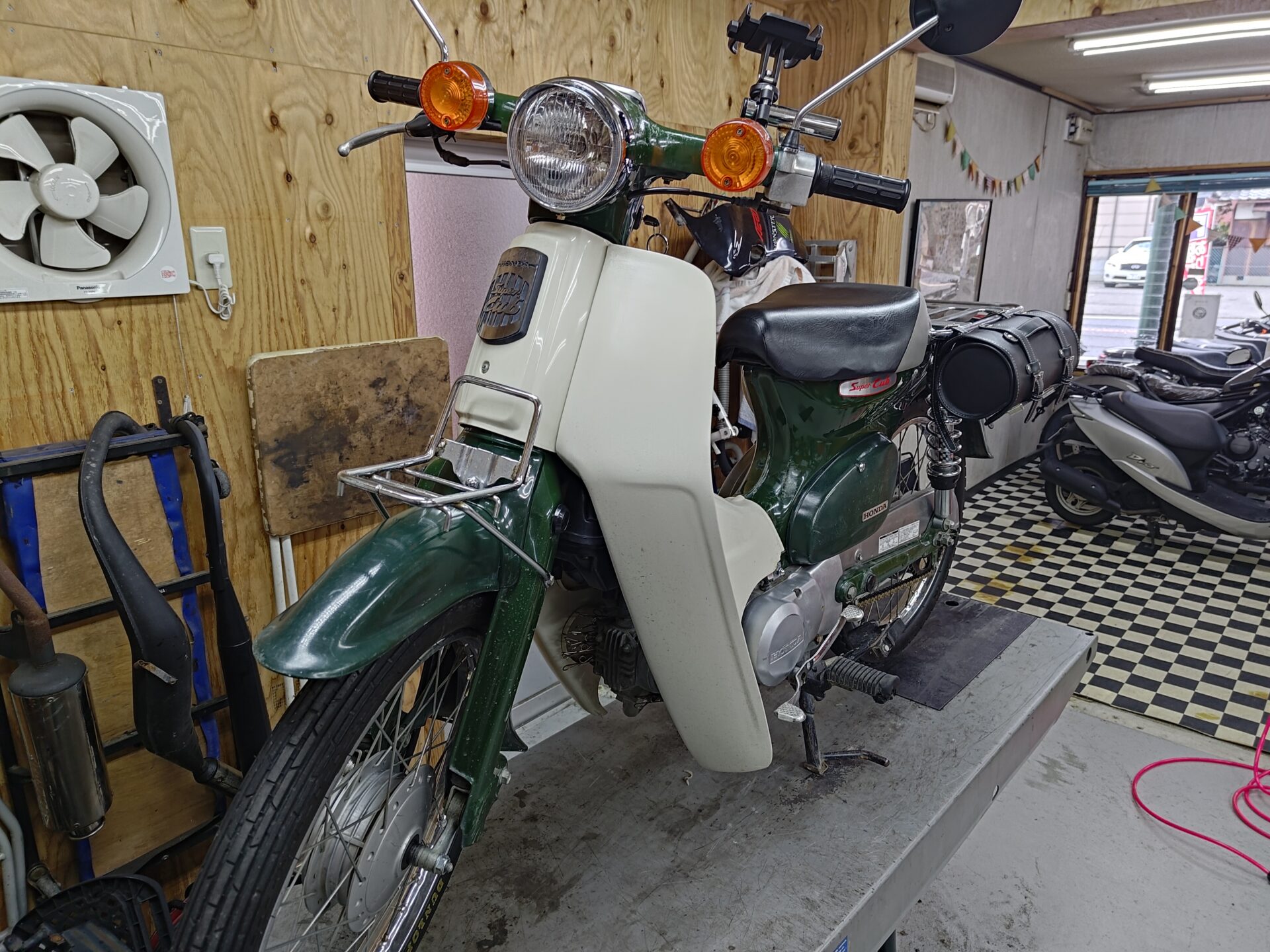 今回、パンク修理実施のスーパーカブです。