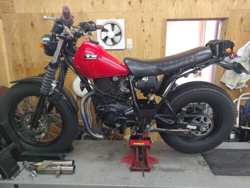 マハ TW225 チェーンスライダー交換修理 作業台