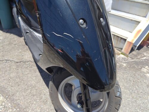 JOG SA16J フロントカウル前面・車体右側 擦り傷箇所