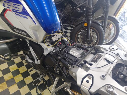 BMW R1250GSアドベンチャー フォグランプメインユニット（コントローラー）配置 配線作業